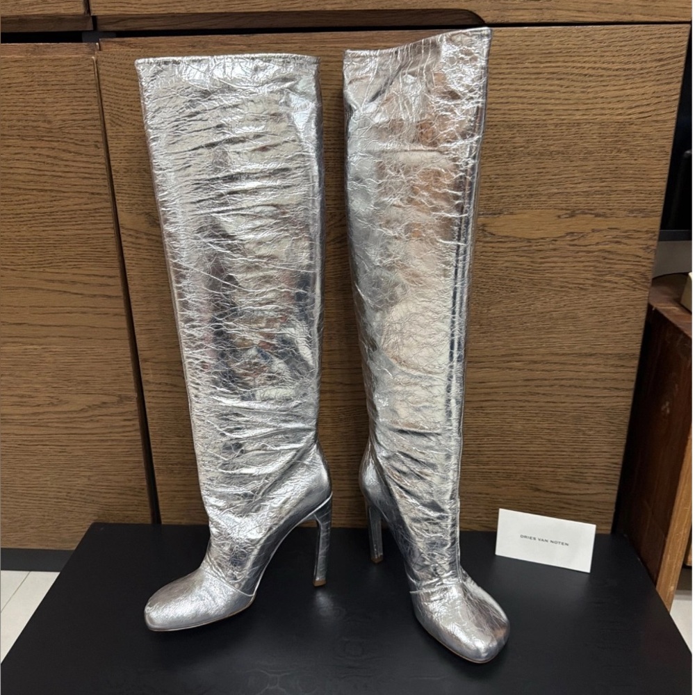 IN SEARCH OF 🚨 Dries Van Noten
Silver Cracked Leather Tall Boots 😍✨